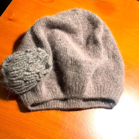 H&M gray hat with a flower on the side - Picture 3 of 4